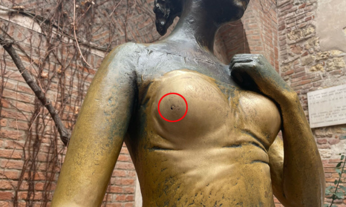Giù le mani da Giulietta! Un buco sulla statua “molestata” dai continui tocchi