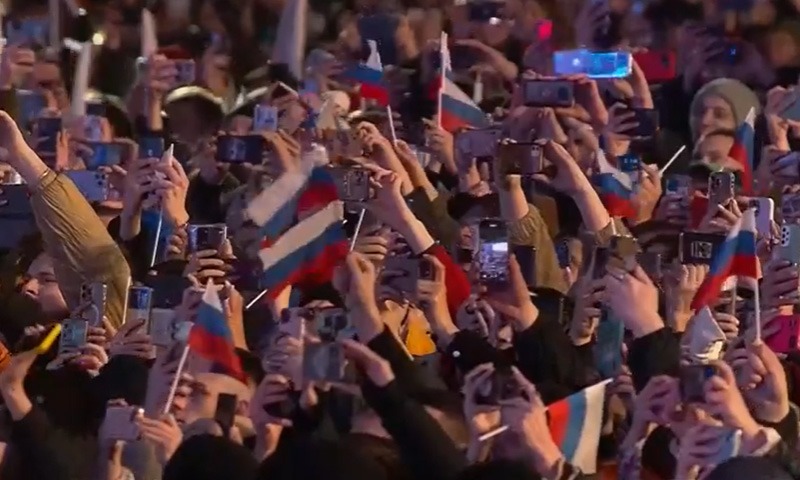 La gente in piazza celebra la vittoria di Putin