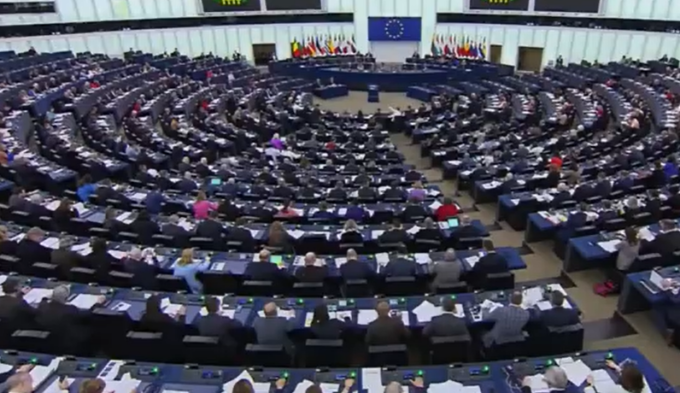 Sotto i 16 anni niente accesso ai social: la richiesta del Parlamento Europeo