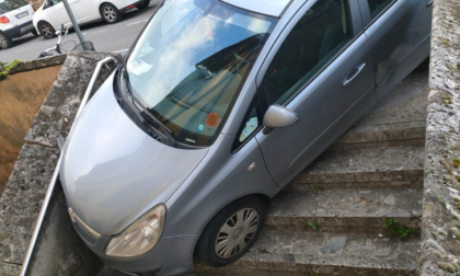 Dove ti parcheggio l'auto? C'è giusto un posticino sulle scale...