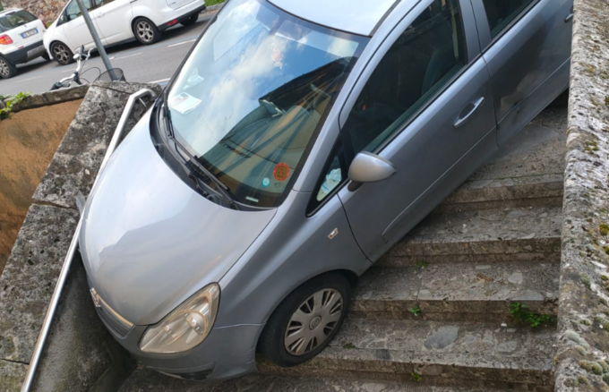 Dove ti parcheggio l’auto? C’è giusto un posticino sulle scale…