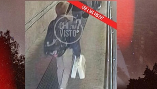 Edoardo Galli filmato in stazione Centrale a Milano: mangiava un gelato e sembrava aspettare qualcuno