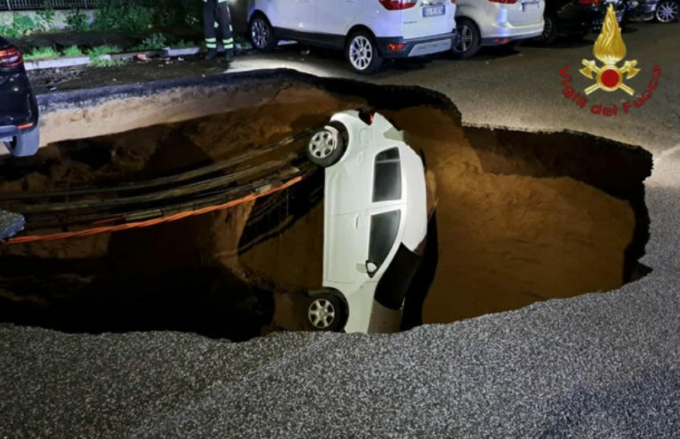 Città Eterna finché dura: il video di una voragine che inghiotte due auto a Roma