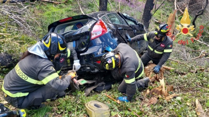 Precipita per 100 metri in un burrone con l’auto, vivo per miracolo