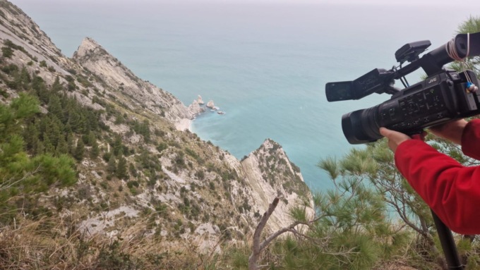 Guarda il panorama e si sporge troppo: precipita nel vuoto davanti ai familiari