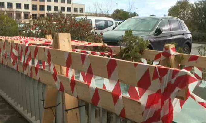 Fa retromarcia nel parcheggio e trascina la moglie sotto l’auto: gravissima