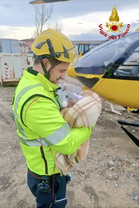 Neonato ferito in un incidente in Autostrada, la foto commovente del soccorritore neo papà che lo culla