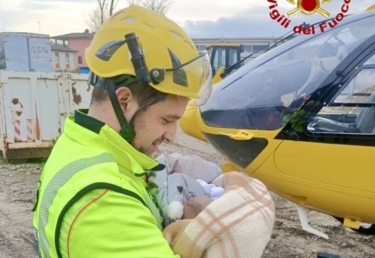 Neonato ferito in un incidente in Autostrada, la foto commovente del soccorritore neo papà che lo culla