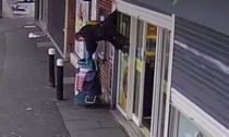 Giacca impigliata nella serranda che si alza, donna sollevata a testa in giù: il video