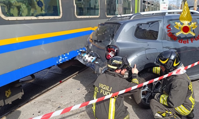 Auto con mamma e due bambini incastrata sui binari, il treno la colpisce. Salvi per questione di secondi