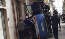 Auto della Polizia si ribalta durante l'inseguimento: video