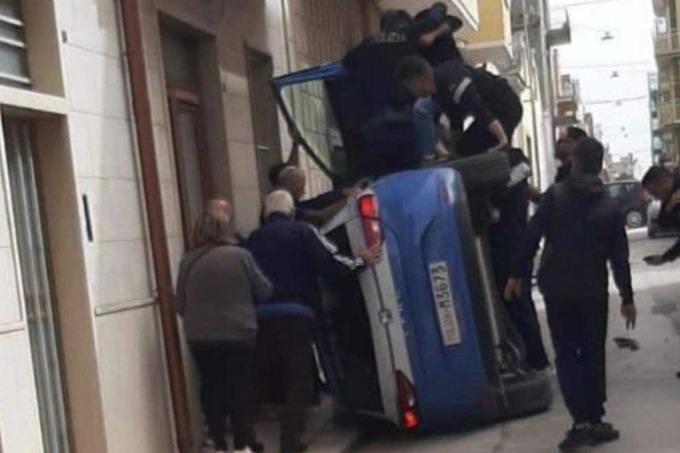 Auto della Polizia si ribalta durante l’inseguimento: video