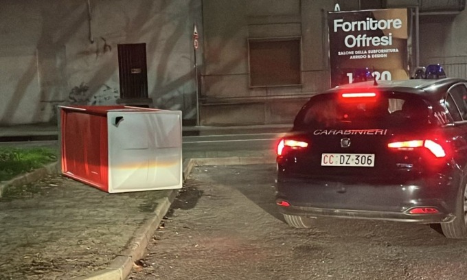 Rovescia un bagno chimico per gioco: dentro c’era… l’autista del bus