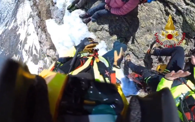 Bloccati su una roccia e sospesi nel vuoto a 2.200 metri: il video del salvataggio da brividi