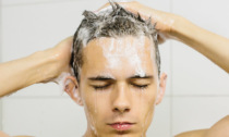 Sostanze tossiche in shampoo, tinte, creme e profumi: decine di prodotti (di grandi marche) a rischio. L'elenco