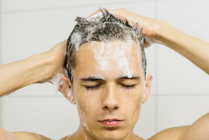 Sostanze tossiche in shampoo, tinte, creme e profumi: decine di prodotti (di grandi marche) a rischio. L’elenco
