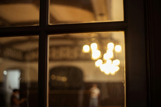 La luce in salotto era sempre accesa, lo trovano morto in casa da giorni