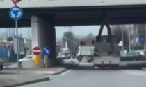 Camion con ruspa si incastra sotto al cavalcavia: il video