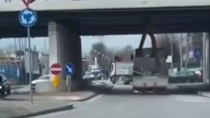 Camion con ruspa si incastra sotto al cavalcavia: il video
