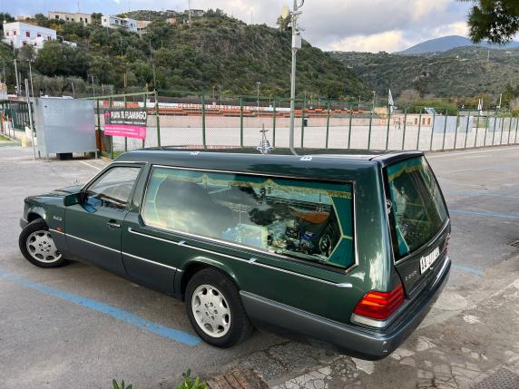 Trasforma un carro funebre in un camper e ci va in vacanza. Ci sono il letto, la cucina e… la scorta di birra