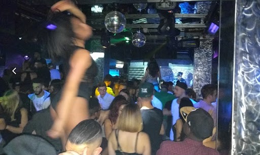“E’ la mia fidanzata”: così ingannò il buttafuori e rapì una 18enne conosciuta in discoteca per violentarla