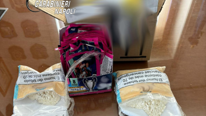 Compra online figurine dei calciatori, riceve a casa… eroina