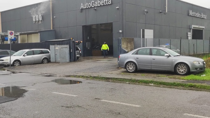 Scoppia serbatoio di un’auto, grave meccanico 22enne