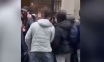 Liceo Parini di Milano occupato: prof tira un'ombrellata agli studenti che non lo fanno entrare. Il video