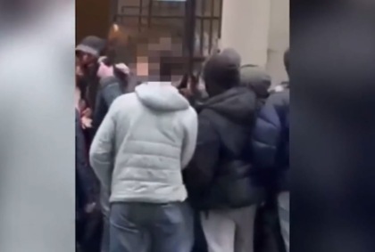 Liceo Parini di Milano occupato: prof tira un’ombrellata agli studenti che non lo fanno entrare. Il video