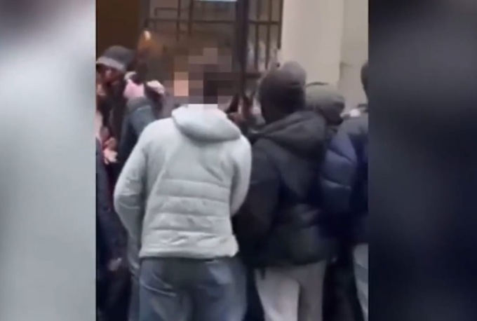 Liceo Parini di Milano occupato: prof tira un’ombrellata agli studenti che non lo fanno entrare. Il video