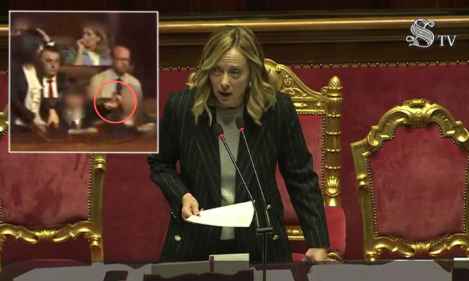 Studente in visita al Senato mima il gesto della pistola e finge di sparare alla Meloni