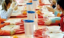 A Milano bambini ridotti ai grissini dopo che in due mense hanno trovato panini con dentro pezzi di plastica