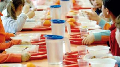 A Milano bambini ridotti ai grissini dopo che in due mense hanno trovato panini con dentro pezzi di plastica