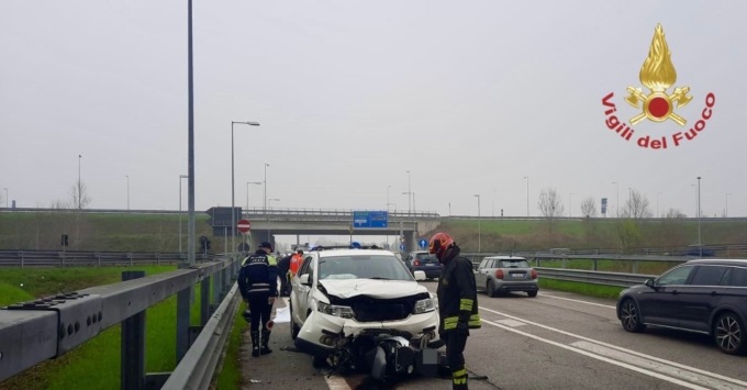 Motociclista 20enne sbalzato nella corsia opposta mentre passa un’auto: travolto e ucciso