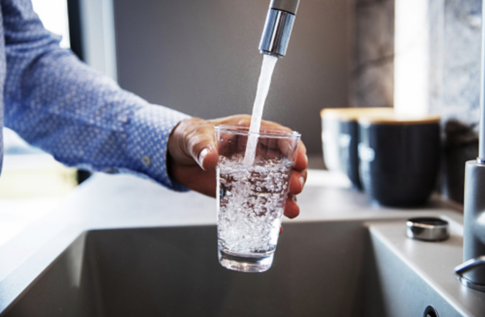 Quanto costa la bolletta dell’acqua: la classifica delle città dove si paga di più (e di meno)