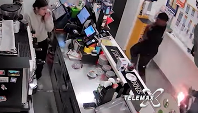 Entra al bar e le esplode la sigaretta elettronica: panico tra i clienti. Il video