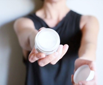 Sostanze tossiche in deodoranti, creme e prodotti per capelli. Decine di prodotti (di grandi marche) a rischio. L’elenco