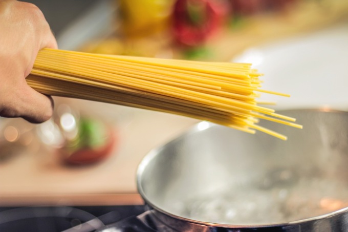 Come cuocere la pasta ottenendo un risparmio energetico?