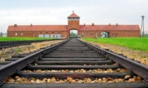 Diciottenne italiano in gita con la scuola ad Auschwitz e Birkenau ruba un reperto del campo di concentramento