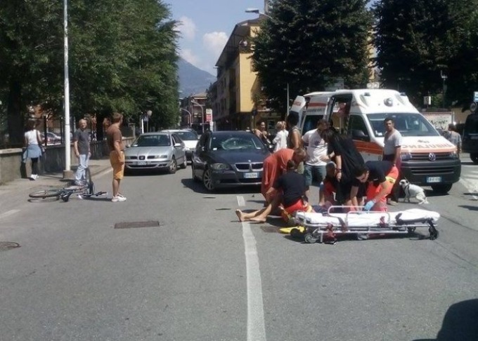 In macchina con la figlia di 7 anni, vede l’ex sul marciapiede, sterza e lo investe