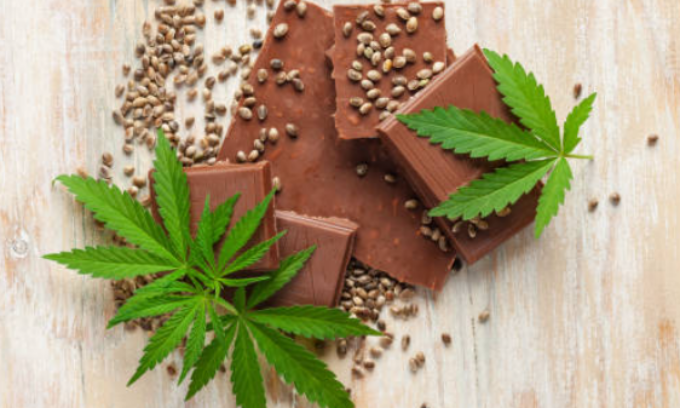 Porta una torta alla marijuana per la pausa pranzo, finisce in ospedale insieme ai colleghi