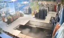 Si apre voragine nel pavimento del negozio, cliente precipita nel vuoto: il video