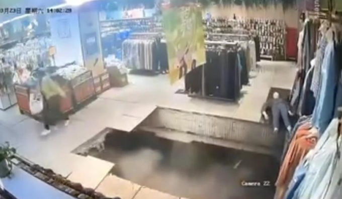 Si apre voragine nel pavimento del negozio, cliente precipita nel vuoto: il video