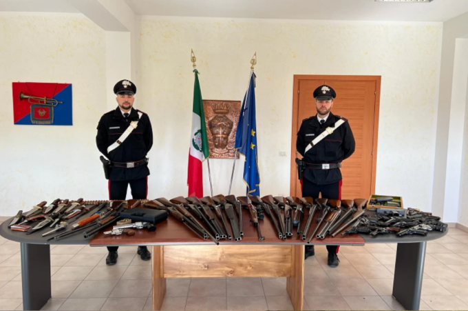 Fucili, pistole, coltelli e frecce tribali sotto al letto: “Rambo” ha… 90 anni
