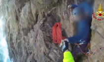 Bloccati in bilico su una roccia a strapiombo sul mare: il video dello spettacolare salvataggio