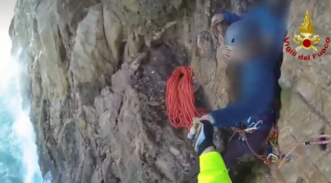 Bloccati in bilico su una roccia a strapiombo sul mare: il video dello spettacolare salvataggio