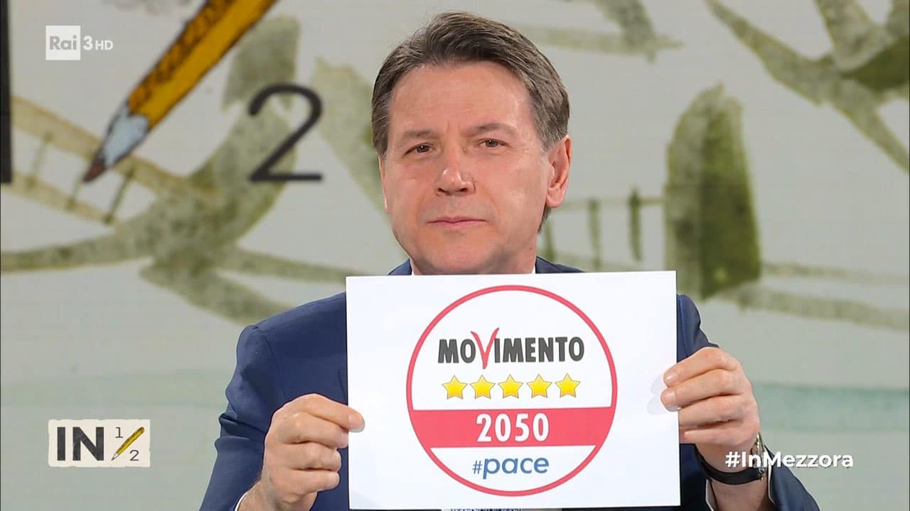 Giuseppe Conte con il simbolo del M5S e la scritta Pace