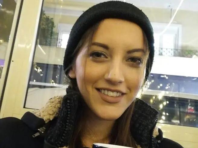 “L’auto della Polizia non è un taxi”. E lasciano una ragazza in balìa dell’ex, che la uccide