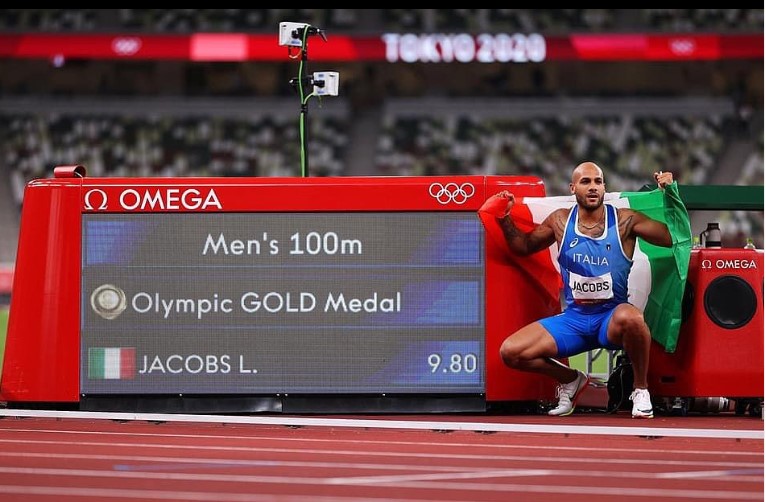 Marcell Jacobs a Tokyo dopo la vittoria nei 100 metri