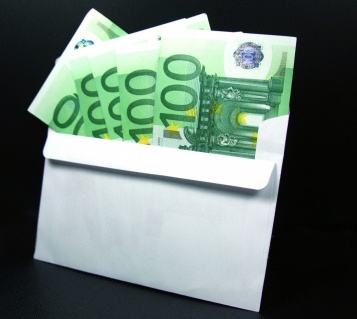 Quanto guadagna chi lavora il 25 aprile: come cambia lo stipendio